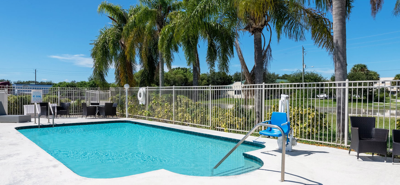 Clean Spacious Outdoor Pool